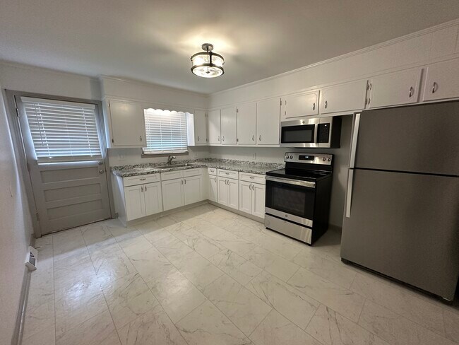 Kitchen - 112 Ten Throw Dr