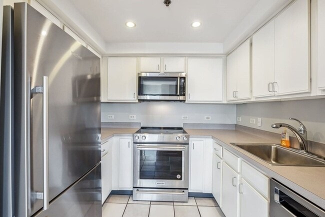 No Brokers Fee, Central Kenmore Sq. Location, Large Unut, Stainless Steel Kitchen Appliances - No Brokers Fee, Central Kenmore Sq. Location, Large Unut, Stainless Steel Kitchen Appliances Apartment