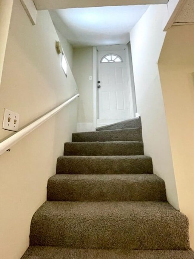 Building Photo - 1 Bedroom Apartment Downtown w/ Bonus Room...