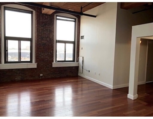 Primary Photo - 320 W 2nd St