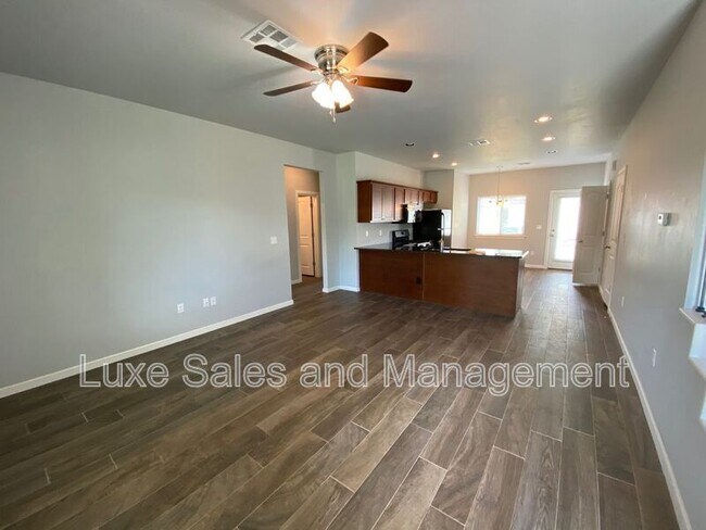 Building Photo - 1124 E Campbell St