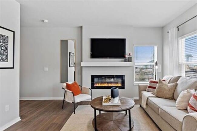Building Photo - 1047 Maywood Ln