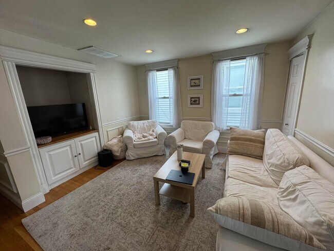 Building Photo - 190 L St