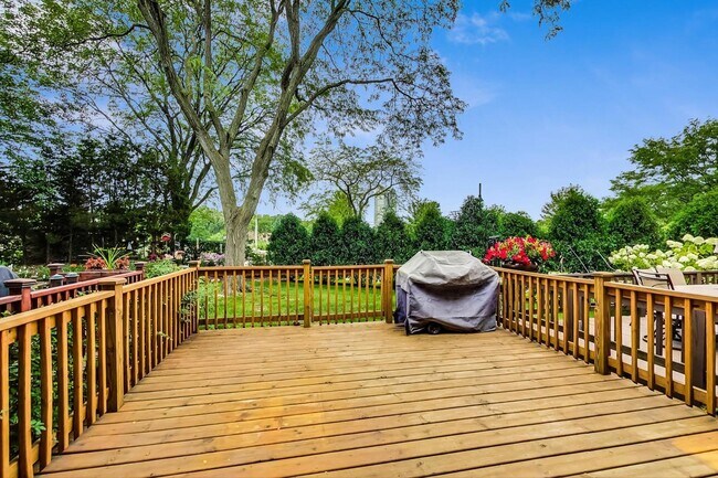 Foto del edificio - 1 Oak Tree Ct