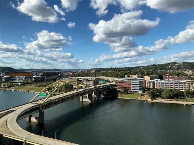 Foto del edificio - 320 Fort Duquesne Blvd