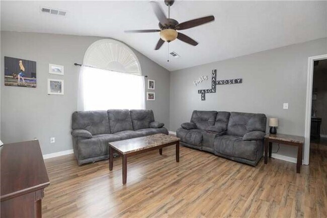 Foto del edificio - 5 Bedroom home available to rent!