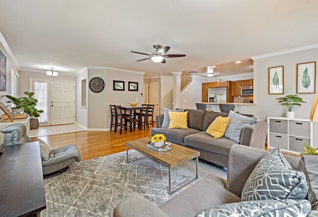 Building Photo - Unfurnished Townhome with Garage, 3 bedroo...