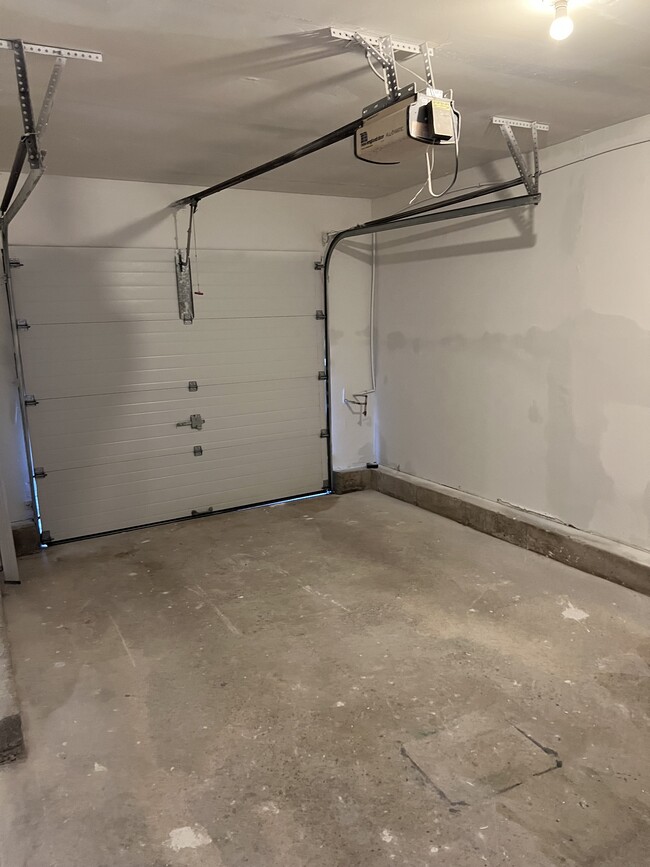 Building Photo - 18 Knoll Ln