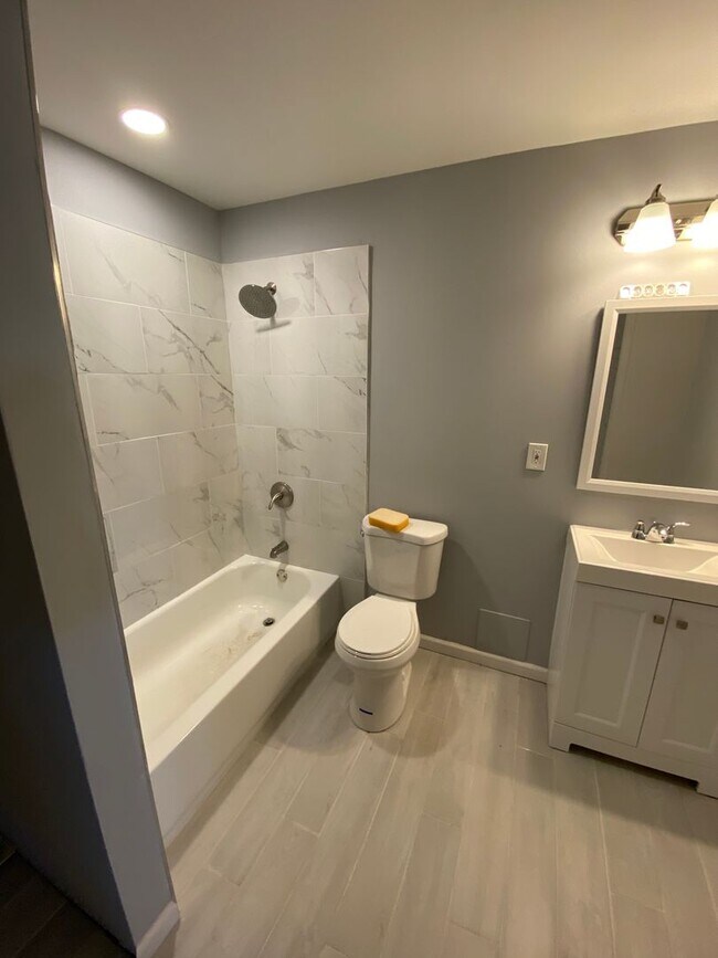 Building Photo - Beautiful fully renovated 4 beds 2 bath Ho...