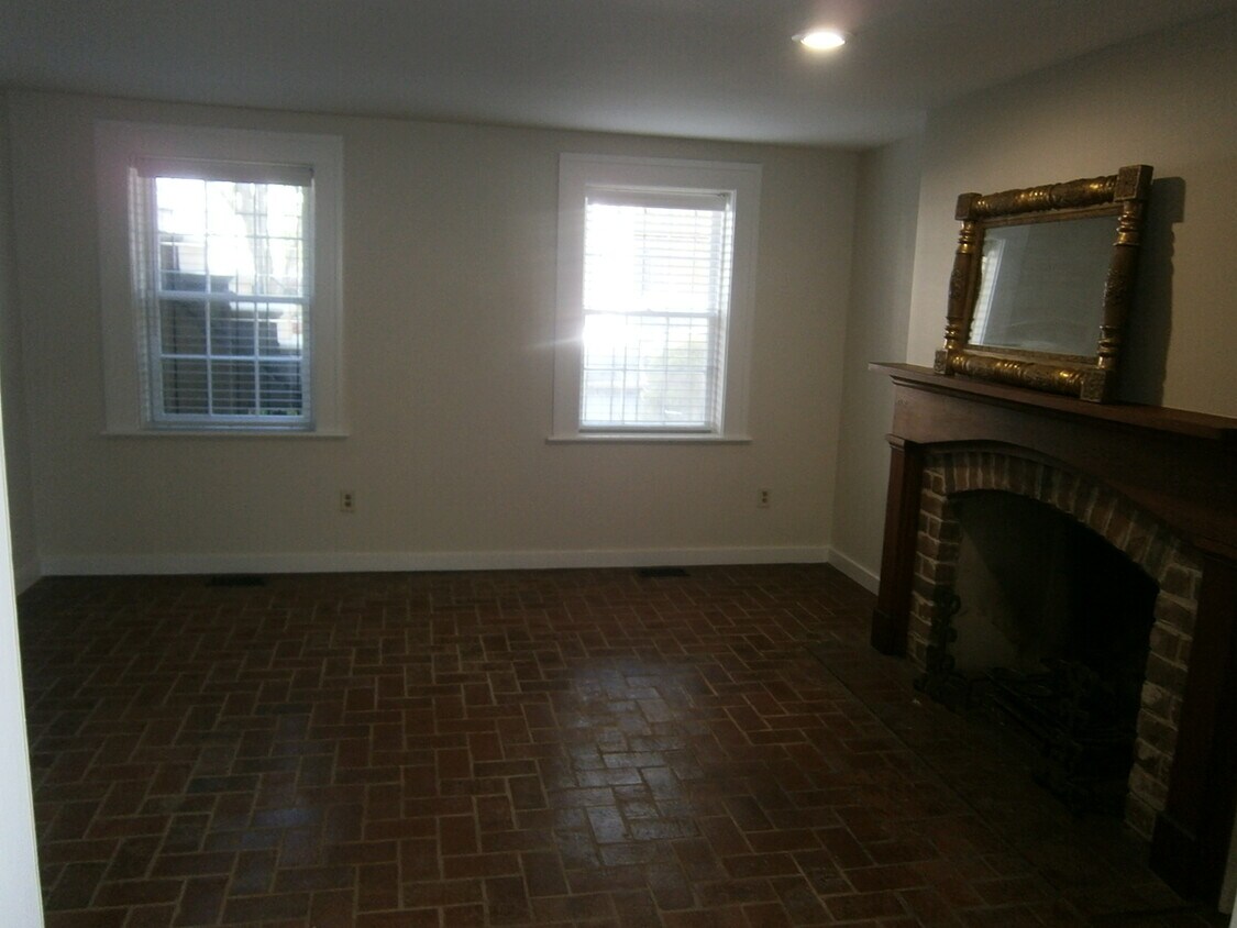 Primary Photo - 107 W Taylor St