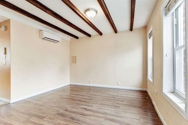 Building Photo - 55 Hutton St