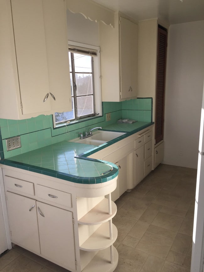 Kitchen - 3857 1/2 Midway Ave