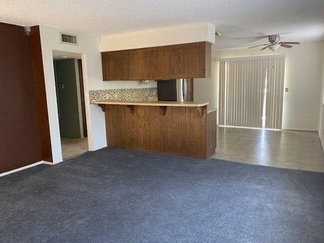 Building Photo - 2 bedroom 1 Bath lower level condo with Ga...