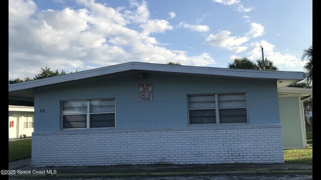 Foto del edificio - 119 Roosevelt Ave