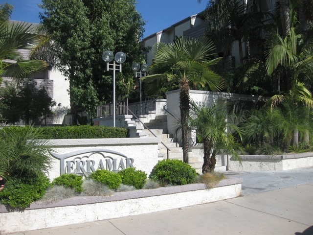 Foto principal - Beautiful 2-Bed, 2-Bath Winnetka Condo – S...