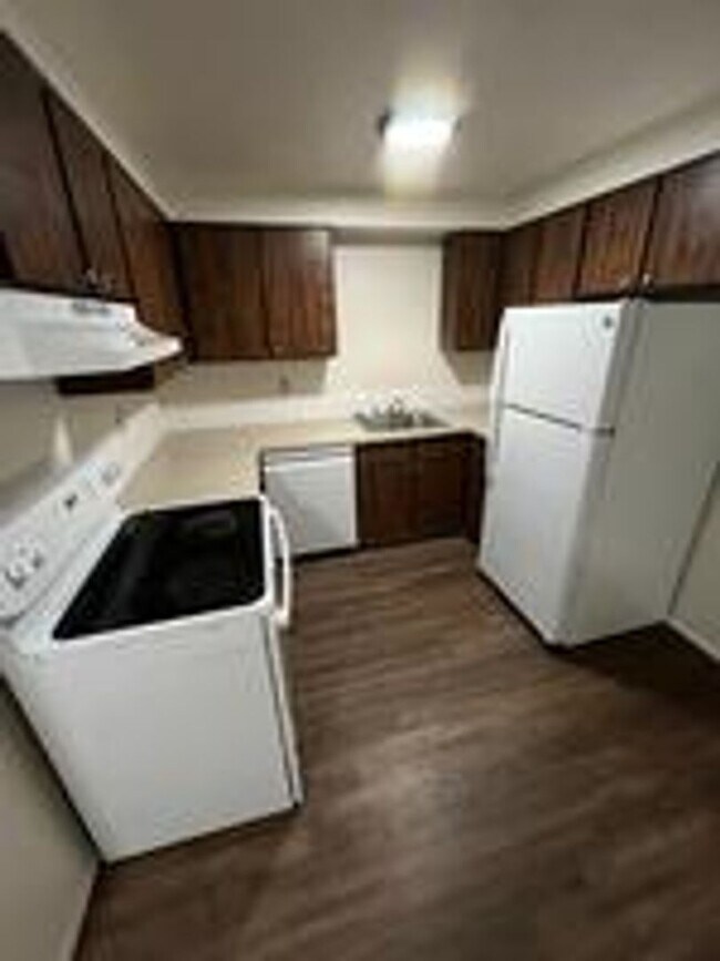 Building Photo - Charming Pet Friendly 2 Bedroom Duplex With Fenced Yard In Quiet Neighborhood!