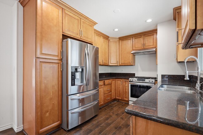 Foto del edificio - Beautifully Renovated 3 Bedroom Home in Beverlywood Adjacent