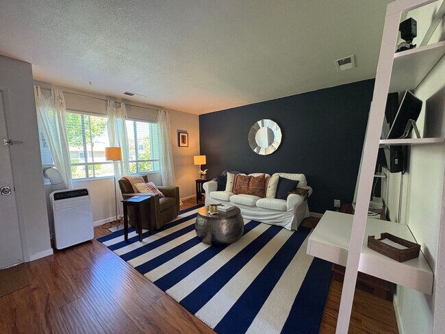 Building Photo - Gorgeous 3bd/1.5ba Parkhaven end-unit