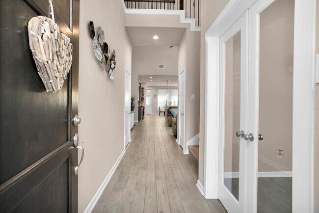 Foto del edificio - 104 Windflower Track Ct
