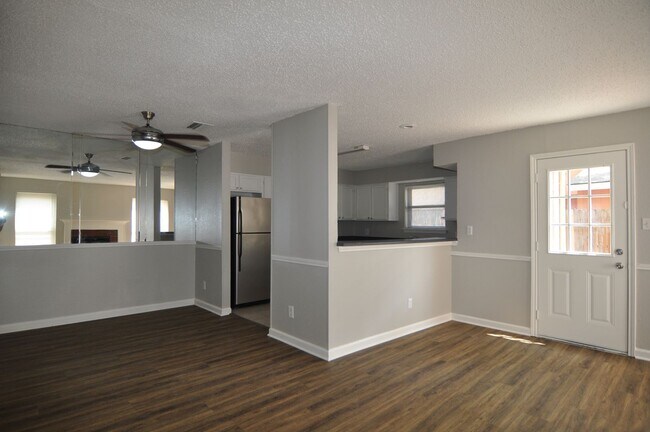Foto del edificio - Spacious 4-Bedroom, 2-Bathroom Townhome in Grand Prairie!