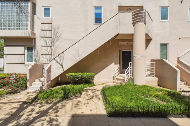 Building Photo - 4040 Avondale Ave