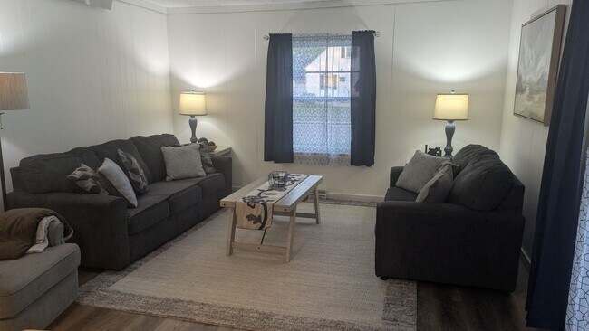 Foto del edificio - 3 Bedroom home with 2 car detached garage