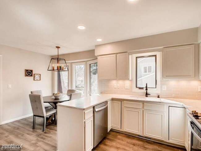 Foto del edificio - 3 br, 3 bath House - 5902 View Ln
