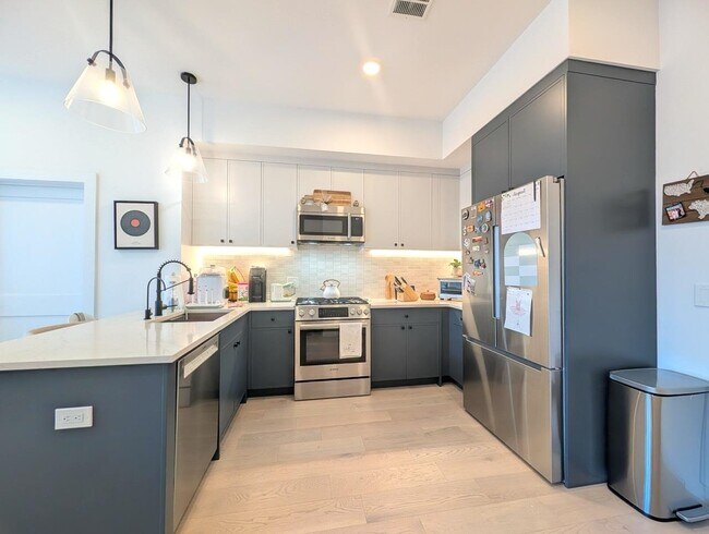 Building Photo - 425 3rd St