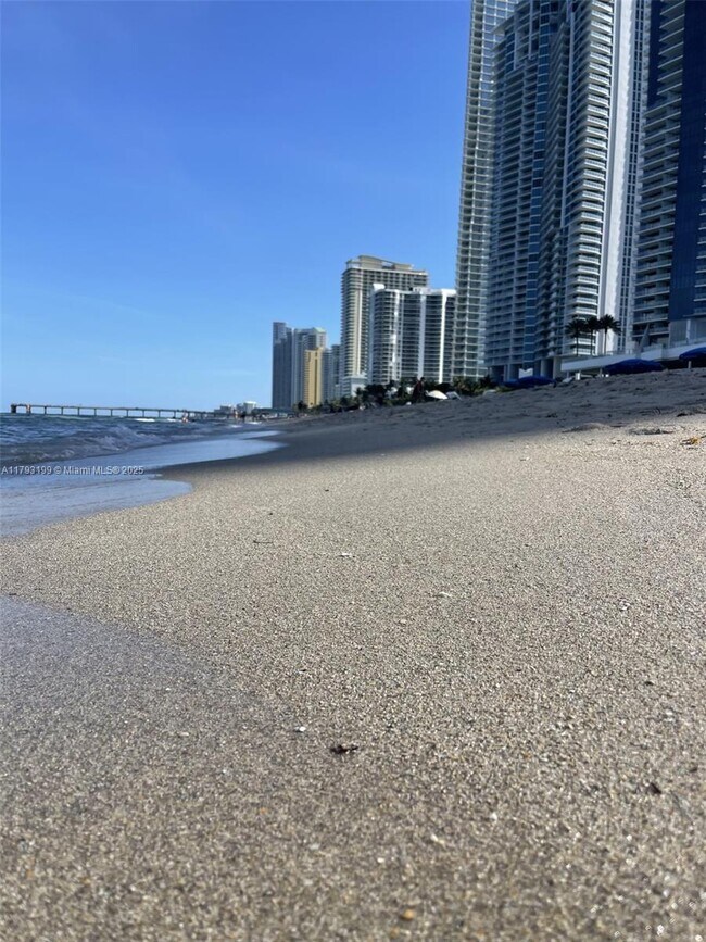Foto del edificio - 17600 N Bay Rd