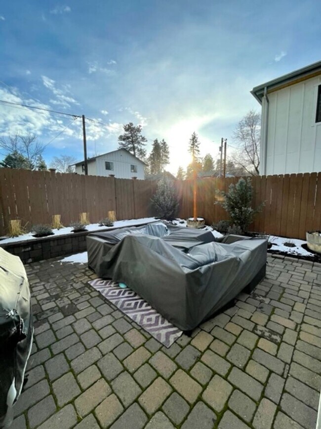 Building Photo - Cozy Westside Home with A/C and large outd...
