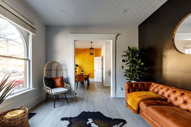 Building Photo - 313 W 4th Ave