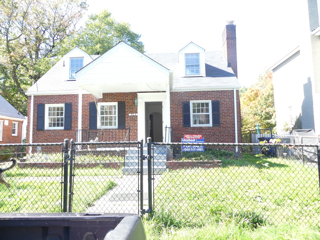 Primary Photo - 866 N Abingdon St
