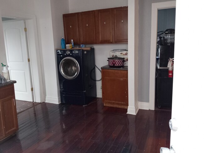 Building Photo - 2622 Touro St