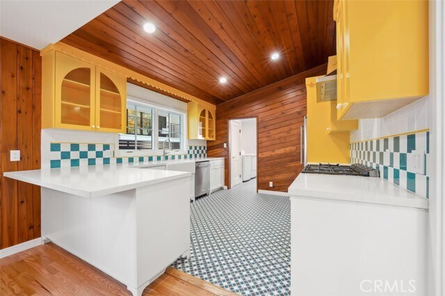 Foto del edificio - 2549 Beachwood Dr