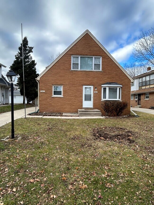 Building Photo - 5861 N 32nd St