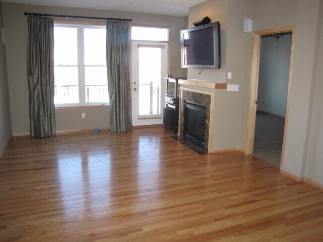 Foto del edificio - 3BR/2.5BA Beautiful END UNIT Townhome in Dancing Waters- Available Now!