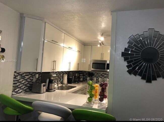 Foto del edificio - 1810 W 56th St