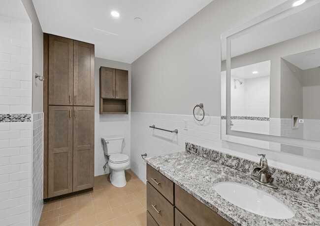 Building Photo - 25 Lawrence St