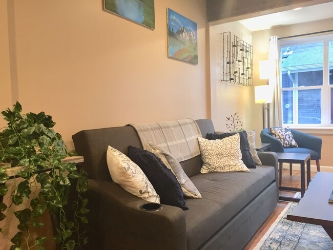 Building Photo - 2Bd/1.75Ba Seattle Duplex