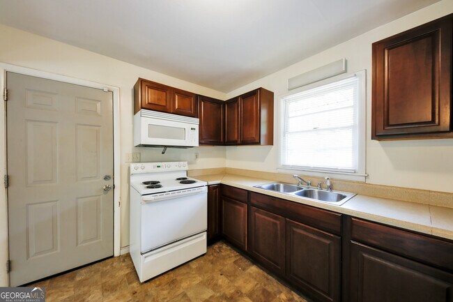 Building Photo - 2745 Dearwood Dr SW