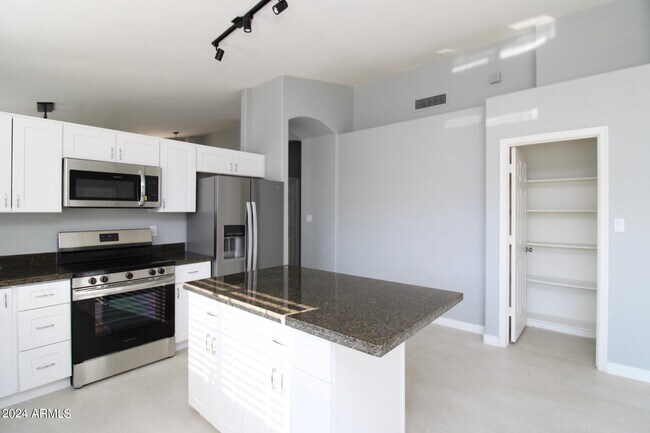 Foto del edificio - 881 E Orchid Ln