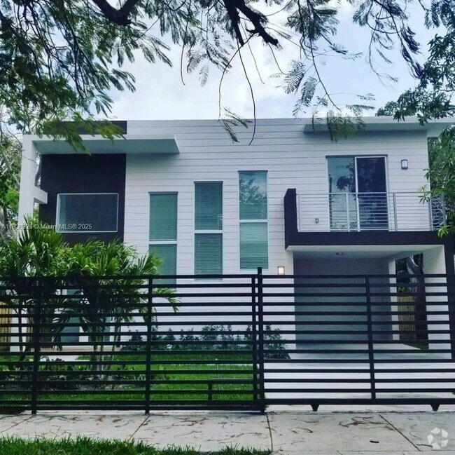 Building Photo - 3790 Oak Ave