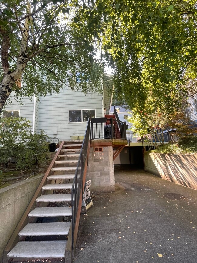 Building Photo - 9741 Woodlawn Ave N
