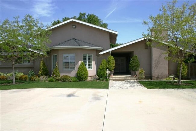 Building Photo - 2558 De Wolf Ave