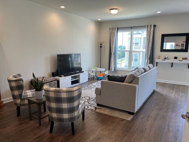 Building Photo - Gorgeous Townhome Offering 6 Month Lease