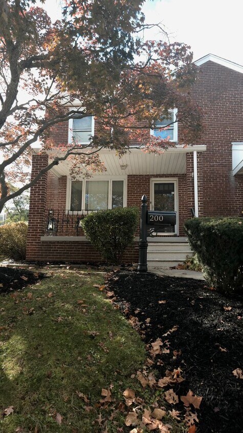 Foto principal - 3 bedroom, 1.5 bath end unit townhome