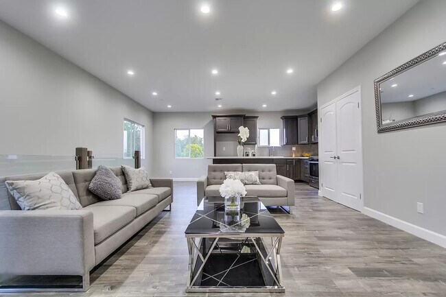 living room and kitchen - 1311 S Hudson Ave
