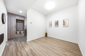 Building Photo - Walnut Place