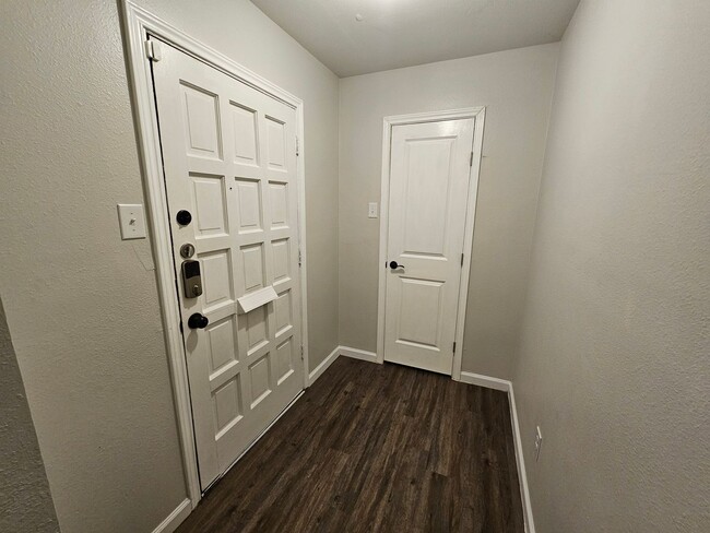 Foto del edificio - 8227 Ferguson Rd