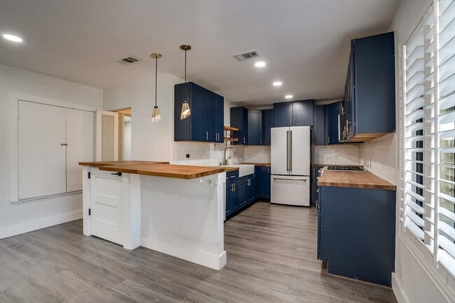 Foto del edificio - 1043 Springdale Rd